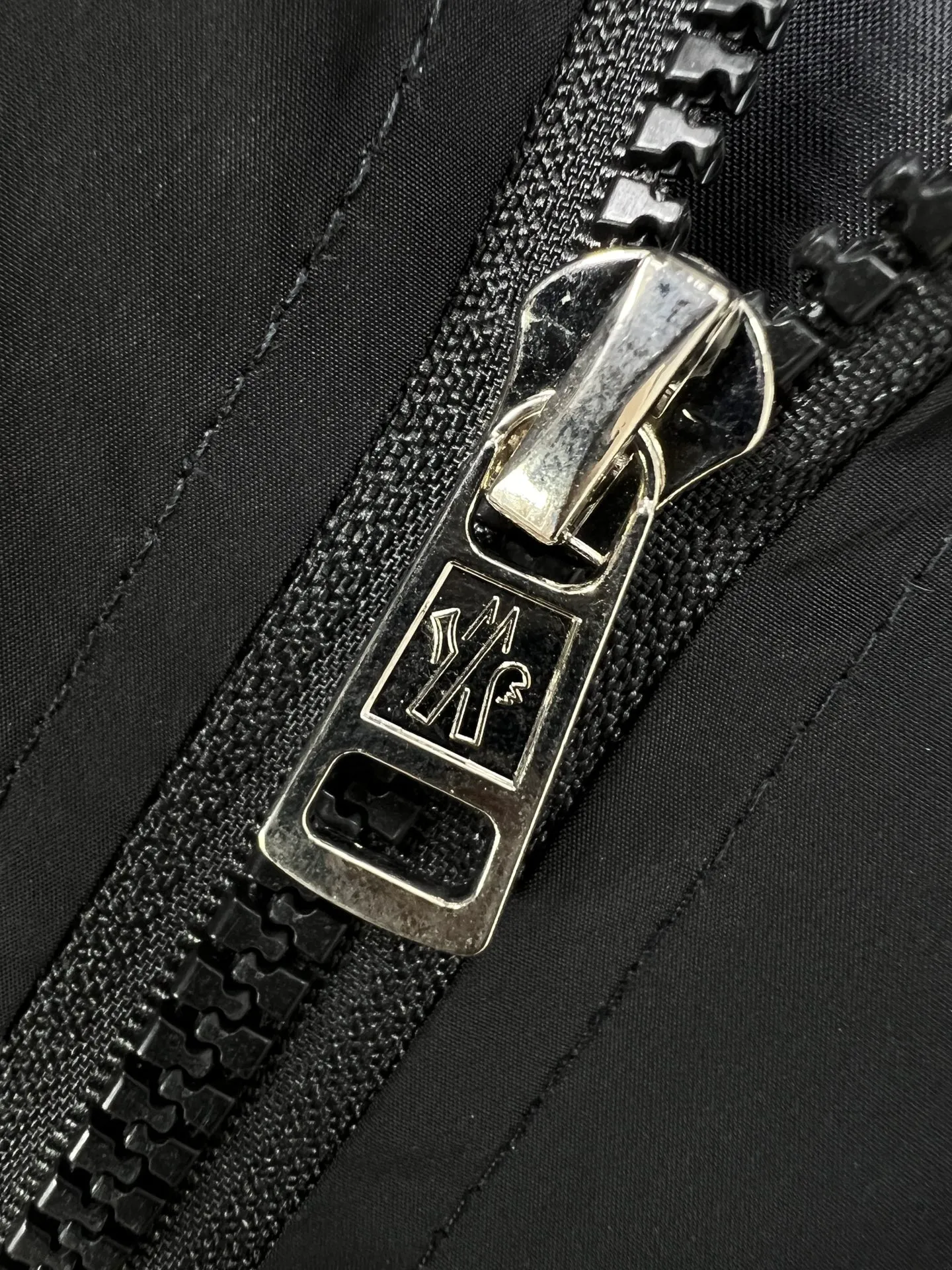 。MONCLER 2026FW ， ， 。 ， 。10 ， ， ， ， 。 ， ， ， ， ， ！ ， ， ， ， 。 ， ， ， 。 ， ！ ， Classic ！ ， ， ， 。 ， 。 HS。Sizes：M-3XL
